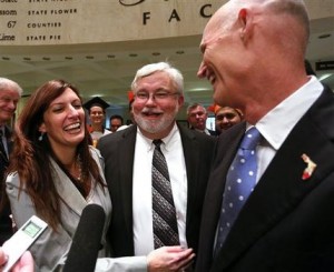 De izquierda a derecha, la representante republicana Jeanette M. Núnez, de Miami, el senador republicano Jack Latvala, de Clearwater, y el gobernador de Florida, Rick Scott, después de que el Senado local aprobara una iniciativa para que se concedan las tarifas universitarias estatales a estudiantes que viven sin autorización en el país, el jueves 1 de mayo de 2014. La iniciativa regresará ahora a la Cámara de Representantes de Florida. (AP Foto/The Tampa Bay Times, Scott Keeler)