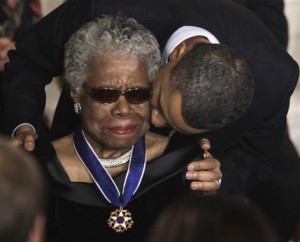 El presidente Barack Obama besa a la poeta Maya Angelou tras otorgarle la Medalla de la Libertad 2010 durante una ceremonia en la Sala Este de la Casa Blanca en Washington en una fotografía del 15 de febrero de 2011. Angelou, autora de "I Know Why the Caged Bird Sings", ha muerto informó la Universidad de Wake Forest el miércoles 28 de mayo de 2014. Tenía 86 años. (Foto AP/Charles Dharapak, archivo)