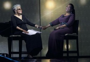 Maya Angelou, izquierda, y Oprah Winfrey durante la grabación del programa especial de despedida "Surprise Oprah! A Farewell Spectacular" en Chicago, en una fotografía del 17 de mayo de 2011. Angelou, una renacentista moderna y figura cultural prominente ha muerto, informó la Universidad Wake Forest en un comunicado el miércoles 28 de mayo de 2014. Tenía 86 años. Angelou era una especie de mentora para Winfrey y solía aparecer en su programa. (Foto AP/Charles Rex Arbogast, archivo)