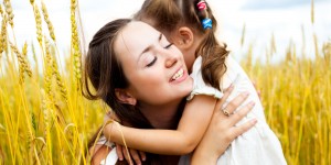 Los abrazos pueden mejorar la salud en general, reduciendo la presión sanguínea al liberar “hormonas que nos hacen sentir bien” como las endorfinas y oxitocina.