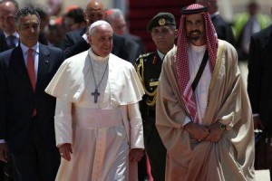 En la imagen, el Papa Francisco (segundo desde la izquierda) es recibido por el príncipe de Jordania Ghazi bin Muhammad (derecha) a su arribo al aeropuerto Reina Alia de Amán. El líder de la iglesia católica hizo un llamado para que se tomen medidas urgentes para acabar con tres años de guerra civil en Siria a su llegada a Jordania.