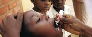 La OMS nunca había emitido un alerta internacional sobre la polio, una enfermedad que suele atacar a niños menores de cinco años y propagarse mediante agua contaminada. No hay una cura específica pero existen varias vacunas.
