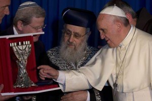 En la imagen, el papa Francisco intercambia regalos con el máximo rabino de Israel Yitzhak Yosef (centro) durante un encuentro en Jerusalén, el 26 de mayo de 2014. REUTERS/Andrew Medichini/Pool