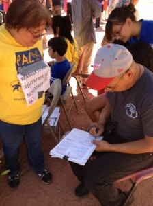 Voluntarios de la organización hispana Promise Arizona in Action salen a registrar votantes hispanos en Phoenix. La Asociación Nacional de Funcionarios Latinos Designados y Electos (NALEO) pronostica que casi 8 millones de hispanos votarán en las elecciones legislativas de noviembre.