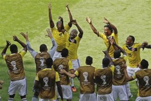 El jugador de Colombia, Pablo Armero (7), festeja con sus compañeros tras anotar un gol contra Grecia en el Mundial el sábado, 14 de junio de 2014, en Belo Horizonte. (AP Photo/Andrew Medichini)