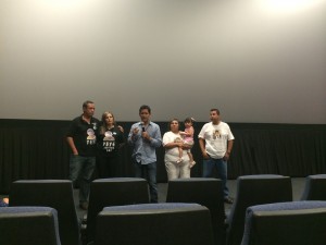 El director del documental “ABC nunca más Pedro Ultreras, contesta preguntas realizadas por la audiencia luego de la exhibición del filme el pasado 25 de junio en Phoenix. Ultreras se encontraba acompañado de algunos de los padres de las víctimas del siniestro ocurrido en Hermosillo, Sonora, el 5 de junio de 2009 donde 49 niños perdieron la vida, en dicha tragedia y que a su vez protagonizan la cinta. Foto: MTB/ Panorama Online.