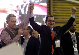 La propuesta económica y financiera de Zuluaga (der), en caso que logre ganar las elecciones de este 15 de junio frente a Santos, se resume en lograr “una economía sólida y llena de confianza para la inversión”.