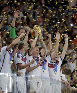 El alemán Bastian Schweinsteiger (centro) sostiene el trofeo de la Copa del Mundo durante la celebración de su equipo por la victoria 1-0 sobre Argentina en la final, celebrada en el estadio Maracaná de Río de Janeiro, Brasil, el domingo 13 de julio del 2014. (Foto AP/Felipe Dana)