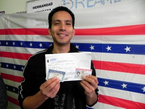 Según fallo de una Corte Federal emitido este lunes  el estado de Arizona debe otorgar licencias de conducir a los jóvenes inmigrantes que han recibido permiso de trabajo bajo el programa de Acción Diferida, conocido como DACA, el cual fue aprobado por orden ejecutiva de la Administración Obama. 