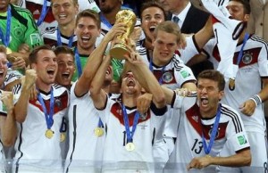 El capitán del equipo alemán, Philipp Lahm, levanta el trofeo rodeado por sus coequiperos tras la final de la Copa del Mundo, en que Alemania derrotó a Argentina 1-0 en el estadio Maracaná de Río de Janeiro, Brasil, el domingo 13 de julio del 2014. (Foto AP/Frank Augstein)