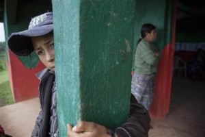 Gilberto Haroldo Ramos JuÁrez, de 11 años, hermano de Gilberto Francisco Ramos Juárez, de 15, un niño guatemalteco cuyo cadáver en descomposicón fue encontrado en el valle Rio Grande al sur de Texas, responde a preguntas durante una entrevista en su modesta casa en San José Las Flores, en las montañas Cuchumatanes al norte de Guatemala, el martes 1 de julio de 2014. (AP Photo/Luis Soto)