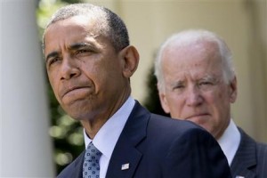 Presidente Barack Obama, acompañado por el vicepresidente Joe Biden, hace un anuncio sobre la reforma inmigratoria en la Casa Blanca, 30 de junio de 2014. El presidente dijo que ya no esperaba que los legisladores republicanos avanzaran en la reforma, y que tomaría medidas por su cuenta. (AP Foto/Jacquelyn Martin)