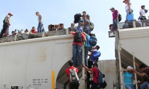 Inmigrantes centroamericanos se montan en el tren de carga llamado La Bestia, para llegar a la frontera entre EEUU y México, en Arriaga, estado de Chiapas, México. (AFP/ Elizabeth Ruiz)