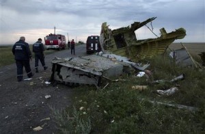Equipos de rescate ucranianos pasan junto a restos del avión de pasajeros estrellado cerca del pueblo de Hrabove, en Ucrania, el 17 de julio de 2014. Rescatistas, policías e incluso mineros fuera de servicio están peinando la zona del este de Ucrania donde se estrelló un avión malasio el jueves, matando a las 298 personas que iban a bordo. (AP Photo/Dmitry Lovetsky)