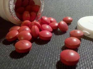 Cuando se toma en las dosis recomendadas, el acetaminofeno es seguro para aliviar el dolor en la mayoría de las personas, incluso si se usa por períodos prolongados. Sin embargo, se tratan casi 80,000 personas al año en salas de emergencia porque han tomado demasiado de este fármaco; y actualmente el acetaminofeno es la causa más común de insuficiencia hepática en EE.UU.