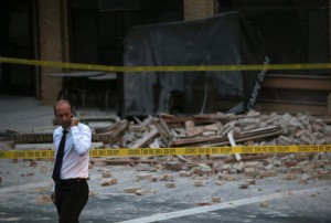 Un reportero inspecciona el sitio en el que colapsó un edificio tras el sismo de 6.0 ocurrido en Napap, California, en la madrugada del domingo. (Photo by Justin Sullivan/Getty Images)