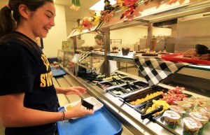 El Servicio de Alimentos y Nutrición del Departamento de Agricultura de Estados Unidos (USDA, sigla en inglés) administra estos programas dirigidos a niños y adolescentes que asisten a la escuela y que provienen de familias de bajos ingresos.