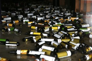 Botellas de aceite de oliva y vinagre sparcidas en el piso de un negocio que resultó dañado por el impacto del sismo ocurrido en Napa, California, en la madrugada del domingo 24 de agosto. (Photo by Justin Sullivan/Getty Images)