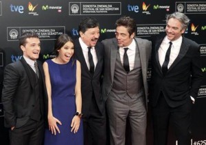 El realizador Andrea Di Stefano (d), y los actores Josh Hutcherson (i), Claudia Traisac (2i), Carlos Bardem (c) y Benicio del Toro (2d), en la alfombra roja de la 62 edición del Festival Internacional de Cine de San Sebastián, donde esta noche el actor puertorriqueño Benicio del Toro recibe el Premio Donostia. EFE/Javier Etxezarreta.