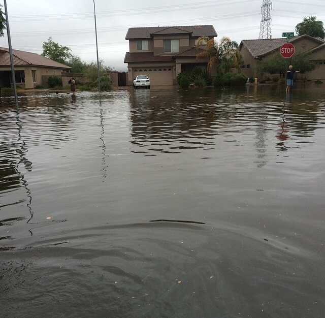 Severas inundaciones en el área metropolitana de Phoenix obligan a cerrar vías y cancelar clases