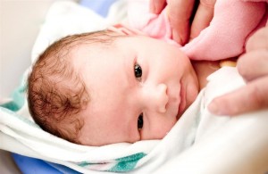 En los Estados Unidos, la detección sistemática de enfermedades en el recién nacido es un programa de salud pública administrado por los estados por medio del cual se identifica a los bebés que sufren de trastornos que a menudo no son evidentes en el momento del nacimiento.