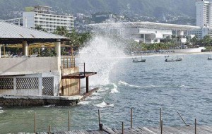 Olas golpean la costa de Acapulco, México, mientras el huracán Odile avanza sobre el mar, el 14 de septiembre del 2014. El huracán Odile continuó fortaleciéndose el domingo y se encaminaba hacia la punta sur de la turística península de Baja California en México, donde podría llevar vientos huracanados, fuertes lluvias, oleaje y tormentas eléctricas, dijo el Centro Nacional de Huracanes (CNH) de Estados Unidos. REUTERS/Claudio Vargas