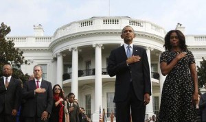 Políticos, personalidades y familiares se reunieron en Nueva York, Washington y Pensilvania el jueves para recordar a las casi 3.000 personas que perdieron la vida en los ataques perpetrados por Al Qaeda en Estados Unidos el 11 de septiembre de 2001. En la imagen, Obama y su mujer, Michelle Obama, durante un homenaje en la Casa Blanca el 11 de septiembre de 2011. REUTERS/Kevin Lamarque.