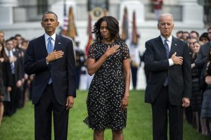 El presidente de Estados Unidos, Barack Obama (izda), su mujer, Michelle Obama (centro), y el vicepresidente, Joseph Biden (dcha), guardan un minuto de silencio en memoria de las víctimas de los ataques terroristas del 9/11 en 2001 en la Casa Blanca este jueves 11 de septiembre de 2014. EFE/Shawn Thew