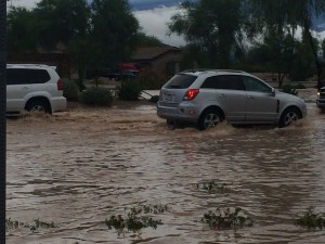 Phoenix, Arizona, 08 de septiembre/ Muchos se levantaron hoy a trabajar o a llevar a sus niños a clases y se encontraron con las calles inundadas debidos las fuertes tormentas que azotaron diferentes ciudades aledañas al área metropolitana de Phoenix. Foto/ MTB/Panorama Online.