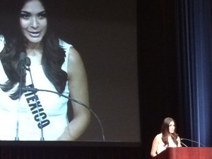 También piso el escenario de las homenajeadas, la reina de belleza Beatriz Cazares Mondragón, quien representó a México en el certamen "Queen of the Universe". Cazares estuvo recibiendo el premio, “HWC Lorraine Lee Excellence Award”, por su coraje y convicciones. Foto/ Maria Bonilla/Panorama Online