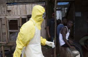 El número de casos de ébola por el brote de la enfermedad en África Occidental llegará a los 9.000 esta semana y la epidemia se sigue expandiendo geográficamente en Guinea, Sierra Leona y Liberia, según alertó el martes la Organización Mundial de la Salud. Un sanitario portando una muestra pasa junto al hospital de Rokupa en Freetown el 6 de octubre de 2014. REUTERS/Christopher Black