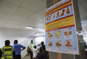 Mientras el Gobierno se alista para controlar a pasajeros de África Occidental por síntomas de fiebre en cinco grande aeropuertos la próxima semana, trabajadores de limpieza del aeropuerto La Guardia de Nueva York detuvieron sus tareas el jueves en protesta por lo que consideran una falta de protección para empleados cuyas labores incluyen limpiar vómito y baños.