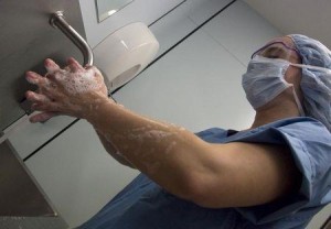 Si bien los profesionales de la salud tienen que lavarse las manos con frecuencia y los hospitales poseen dispensadores de alcohol en gel, los pacientes no son tan cuidadosos y favorecen la diseminación de las infecciones hospitalarias, según un equipo de Canadá. REUTERS/Fabrizio Bensch