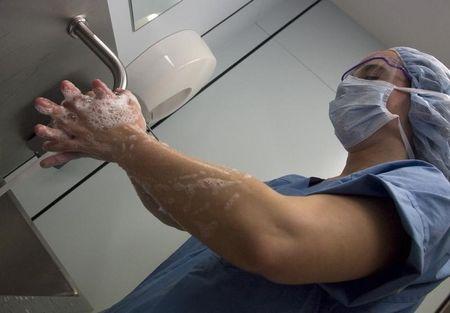 Los pacientes hospitalarios rara vez se lavan las manos y pueden diseminar enfermedades Los pacientes hospitalarios rara vez se lavan las manos y pueden diseminar enfermedades