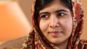 Con el largo velo tradicional cubriendo su cabello negro, su mirada franca y luminosa, y su voz aflautada, Malala comenzó su combate en 2007, cuando los talibanes impusieron su ley en el valle del Swat, hasta entonces una tranquila zona turística conocida como la "Suiza de Pakistán".