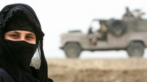 Seducidas por el descontento hacia el estilo de vida de sus paises de origen muchas jovencitas occidentales deciden abandonar sus hogares y convertirse es esposas de terroristas del Estado Islámico (EI), y así contribuir con la ideología de terror que hoy esta amenazando al mundo.