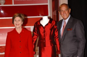 "Mis hijas y yo tenemos muchos buenos recuerdos de visitas con Óscar, quien diseñó nuestras prendas favoritas, incluido el vestido de novia de Jenna", dijo Laura Bush, esposa del ex presidente George W. Bush, en un comunicado. "Siempre lo recordaremos como el hombre que hizo sentir y ver hermosas a las mujeres", agregó.