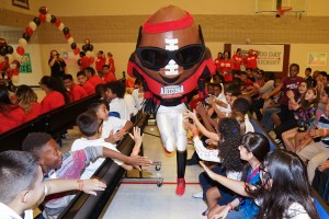 En el evento, la mascota del Comité Organizador del Super Bowl en Arizona, SPIKE, participó con su entusiasmo y lanzó 100 regalos a estudiantes y maestros. Las festividades se integraron dentro de una campaña de formación de carácter para promover entre los estudiantes la importancia de confianza y liderazgo, características básicas de los programas Elevate Phoenix. Foto/Urias Communications.
