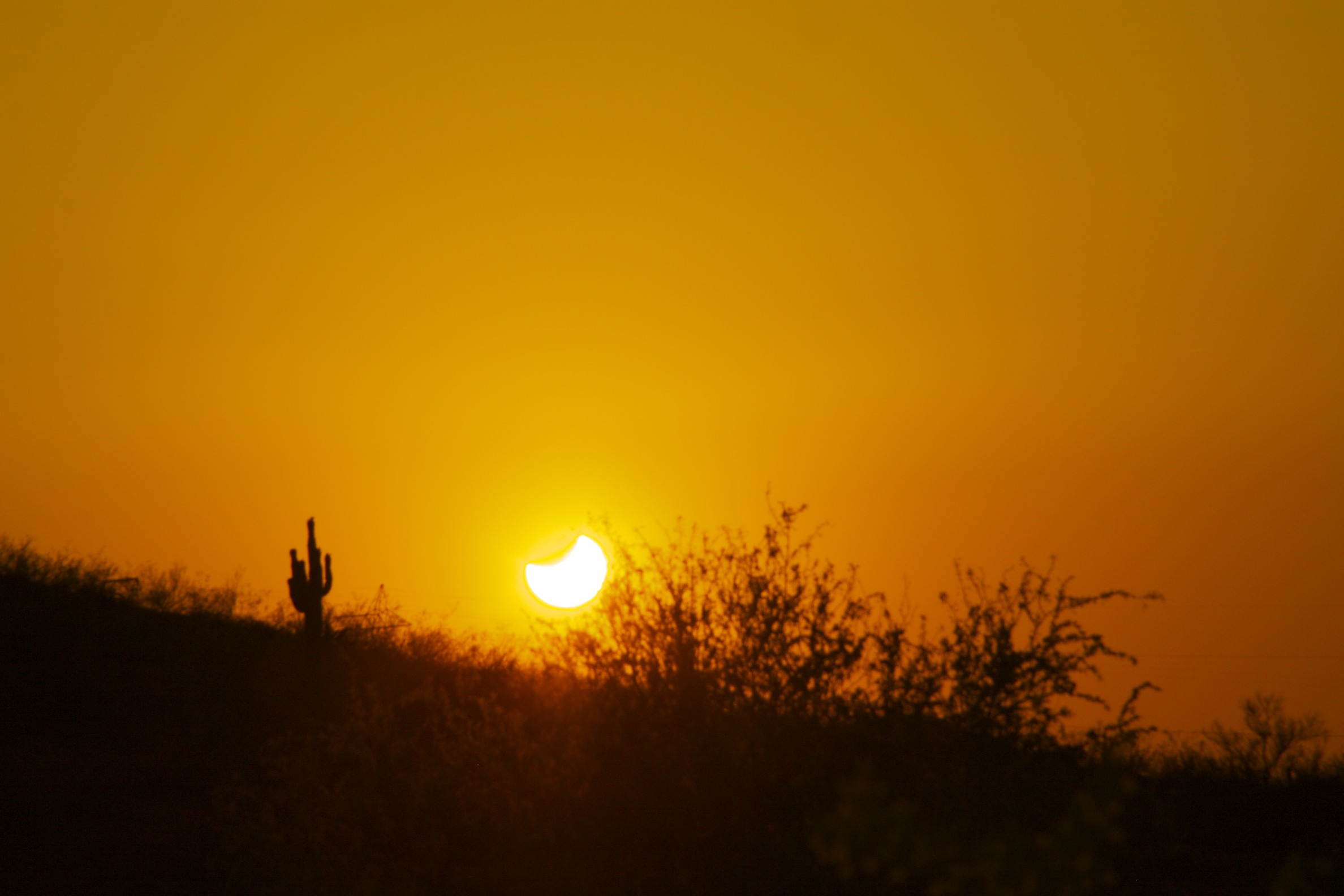 Nuevamente el cielo nos presenta el espectáculo de un eclipse parcial de sol Nuevamente el cielo nos presenta el espectáculo de un eclipse parcial de sol