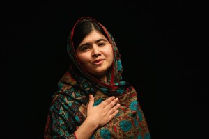 El comité del Premio Nobel destacó al conceder el premio a Malala su "ejemplo" y su "lucha heroica", que la han convertido en "portavoz principal" de la lucha por los derechos de las niñas a la educación. Cubierta con un colorido velo islámico, Malala explicó que se enteró de que había ganado el Premio Nobel porque se lo dijo una profesora durante la lección de química, y agradeció el apoyo recibido de maestros y compañeros.
