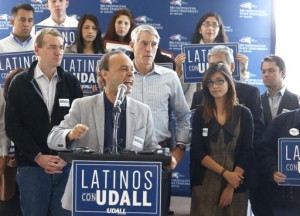 El representante federal Luis Gutierrez habla en pro del senador Mark Udall, (al centro a la derecha), durante un acto de campaña enfocado en temas latinoamericanos el lunes 3 de noviembre de 2014 en la Universidad Metro State, en Denver. (Foto AP/Brennan Linsley)