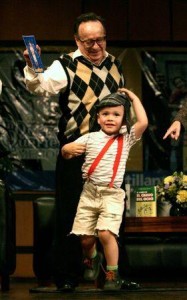 Imagen de archivo del comediante Roberto Gómez Bolaños junto a un niño disfrazado como "El Chavo del 8" en la XX Feria del Libro de Bogotá, abr 29 2007. El cómico mexicano Roberto Gómez Bolaños, Chespirito, no soñaba con alcanzar la fama. Todo ocurrió, como decía su archifamoso personaje de El Chavo del 8, "sin querer queriendo". REUTERS/Jose Miguel Gomez
