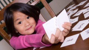 En el dominio de la lengua, el primer año de vida parece ser un periodo óptimo para el desarrollo de categorías de sonidos de la lengua materna realizada por un proceso de armonización con el medio ambiente, subrayaron. Los niños comienzan su vida con la capacidad de distinguir la división de sonidos de todas las lenguas del mundo.