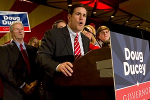 Ducey ha pedido el despliegue de elementos de la Guardia Nacional en la frontera con México y dice que usará satélites para rastrear a quienes la cruzan sin autorización, pese a que no hay satélites controlados por el estado.