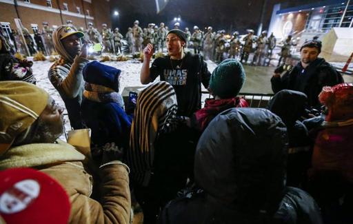 Ferguson intenta retomar la normalidad tras dos noches de caos y disturbios