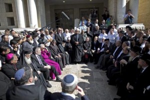 Varios clérigos y personalidades religiosas públicas de las diferentes religiones mantienen un encuentro especial a las puertas de la sinagoga donde ayer ocurrieron los ataques, en Jerusalén (Israel) hoy, miércoles 19 de noviembre de 2014. La tensión en Jerusalén continúa hoy tras la agresión cometida por dos palestinos en una sinagoga en Jerusalén, y la demolición por fuerzas israelíes de la casa de un palestino responsable de un atropello mortal en octubre. EFE/Abir Sultan