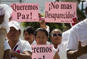 Personas sostienen varios carteles en una manifestación para pedir justicia por estudiantes desaparecidos, el 16 de noviembre de 2014 en Guerrero. (AFP | Héctor Guerrero)