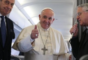 El presidente de Turquía, Recep Tayyip Erdogan (i), posa con el papa Francisco el 28 de noviembre de 2014 en el palacio presidencial en Ankara (AFP | Adem Altan)