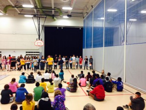 Alumnos de una escuela del distrito escolar de Buckeye AZ., durante una ceremonia de premiación por el rendimiento académico. La comunidad de Buckeye, ubicada al Oeste de Phoenix, caracterizada por su tranquilidad constante y por tener excelentes escuelas, se ha visto las últimas semanas afectada por la presencia de un hombre sospechoso que anda al asecho de los niños de esta ciudad, sobre todo cuando estos regresan de la escuela. El hombre ha sido descrito como blanco de ojos azules y llevaba un pasamontañas en su cara de color oscuro. Si usted tiene alguna información con respecto a este caso por favor avise al Departamento de Policia de Buckeye al 623. 349.6400. Foto: Maria Bonilla/Panorama Online