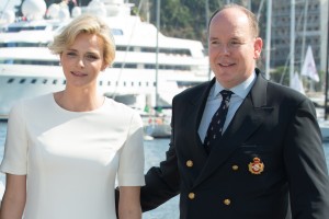 La princesa Charlène de Mónaco, esposa del príncipe Alberto II, dio hoy a luz a dos gemelos, un niño y una niña, que serán los herederos al trono del principado.